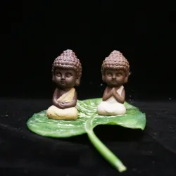 Små Buddha - keramisk staty - munkfigurin