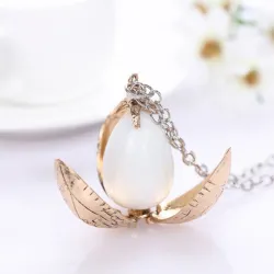Halsband med drake ägg hängande