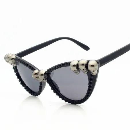 Lunettes de soleil rétro avec des crânes