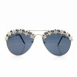 Gafas de solGafas de sol con cráneos de metal decorativo
