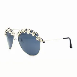 Gafas de solGafas de sol con cráneos de metal decorativo