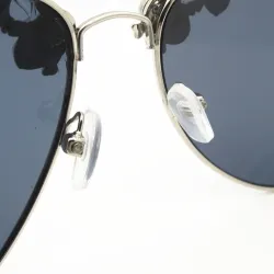 Gafas de solGafas de sol con cráneos de metal decorativo