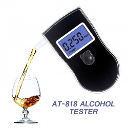 Ammattimainen alkoholin testaaja - poliisi LCD näyttää digitaalisen hengityksen - henkeälysaattori humalassa kuljettajille