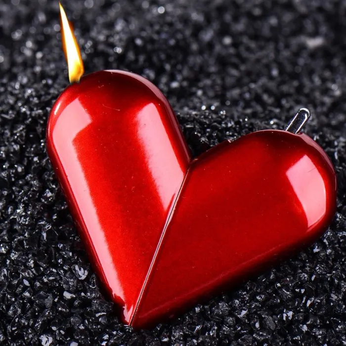 EncendedorLigero de gas de cigarrillo rotativo en forma de corazón