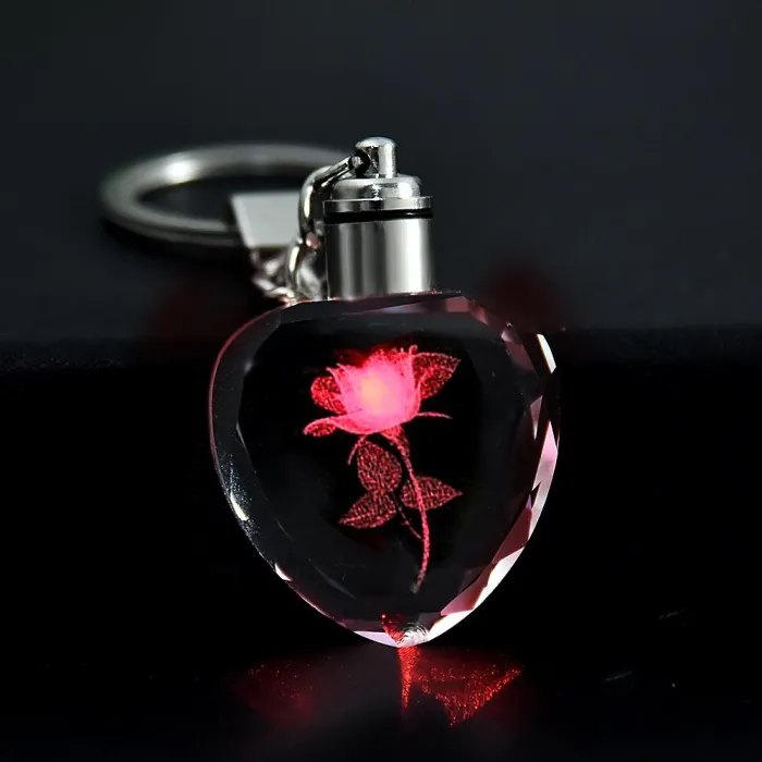 Ruusukukkia kristallisessa sydämessä - LED - keychain