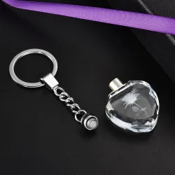 Ruusukukkia kristallisessa sydämessä - LED - keychain