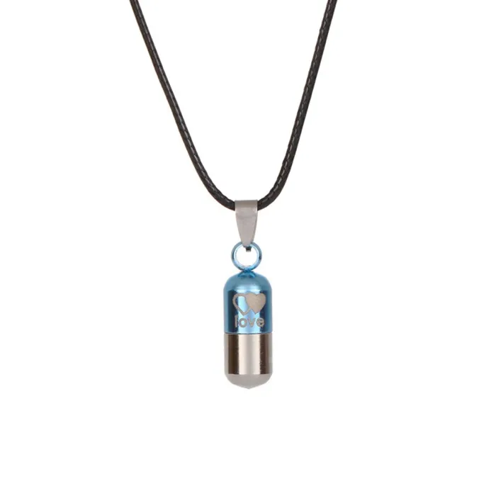 LOVE - pendentif en forme de capsule - collier