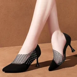 Crystal pointed pumps - blackWysokie obcasy