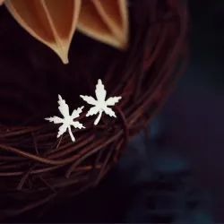 Plaqué argent - feuille d'érable - boucle d'oreille