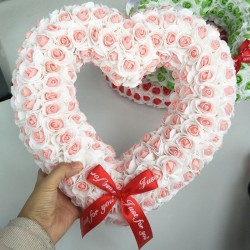 Hartvormige decoratie - gemaakt van oneindige rozenValentijnsdag