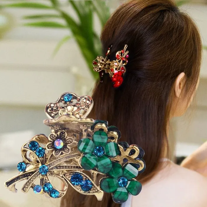 Élégant clip de cheveux avec des fleurs de cristal