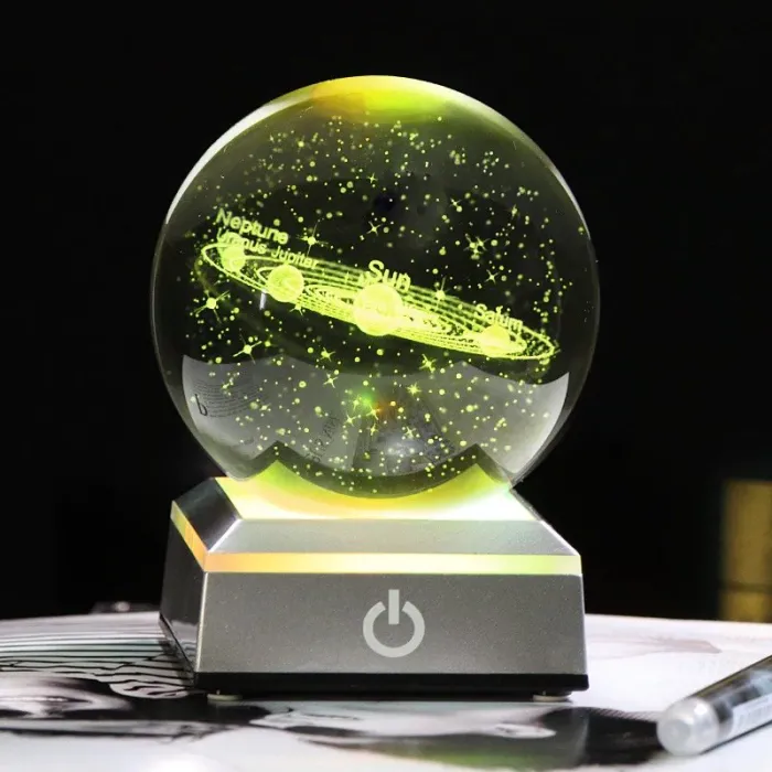 3D wereldbol met 8 planeten - kristallen bol met voet - lasergravure - Led nachtlampje - 8cmDecoratie