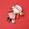 Carry Bag Girl, tunnetuin esittäjä Brooches