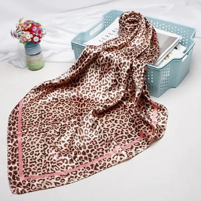 Elegantti neliö huivi leopardilla painettu silkki