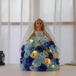 Boneca de princesa feita de rosas infinitas com luz LED