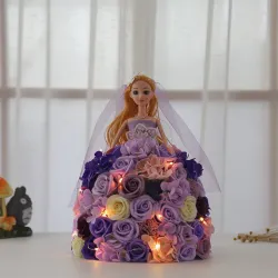 Boneca de princesa feita de rosas infinitas com luz LED
