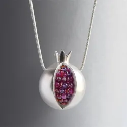 Collana alla moda con frutta melagrana
