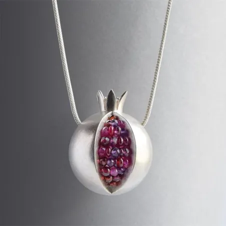 Colar na moda com fruta romã