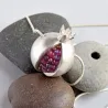 Colar na moda com fruta romã