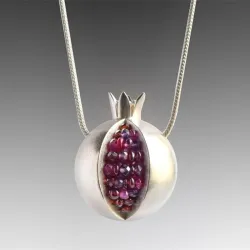 Colar na moda com fruta romã