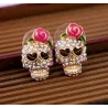 Crâne en cristal avec rose - petites boucles d'oreilles
