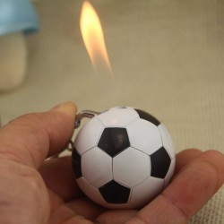 Zapalniczka w kształcie piłki nożnej - brelok do kluczy