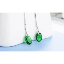 Långa silverörhängen med grön zirconia