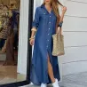 Lång lös klänning med knappar - denim / modernt tryck