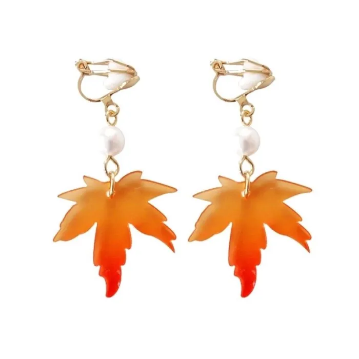Earrings with Maple Leaf & Pearl Näytä tarkat tiedot