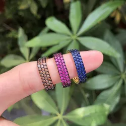 Elegant firkantet ring med krystaller