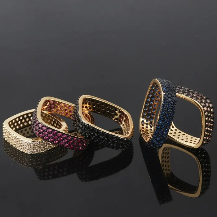 Elegant firkantet ring med krystaller