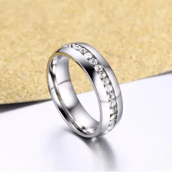 Elegant ring med krystaller - rustfrit stål