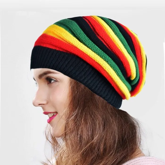 Strikket farverig hue - reggae stil