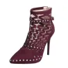 Wildleder-Pumps mit Nieten - High Heels mit einem hinteren Reißverschluss