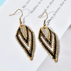 AretesBohemian style - V-shaped - drop earrings - with bead decoration