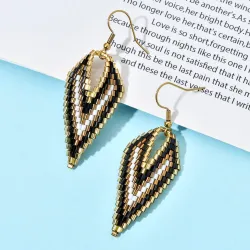 AretesBohemian style - V-shaped - drop earrings - with bead decoration