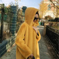 Modischer Pelzmantel mit Hoodie