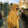 Modischer Pelzmantel mit Hoodie