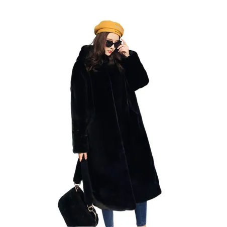 Modischer Pelzmantel mit Hoodie
