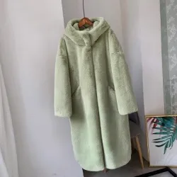 Modischer Pelzmantel mit Hoodie
