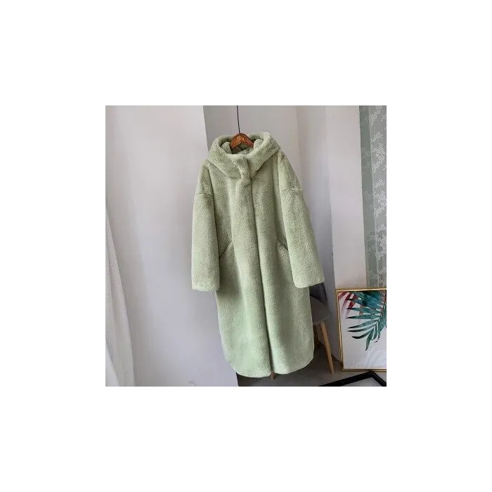 Modischer Pelzmantel mit Hoodie