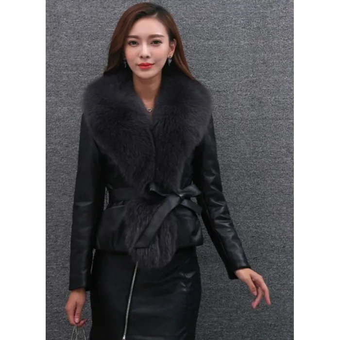 Elegante kurze Lederjacke - mit Pelzkragen