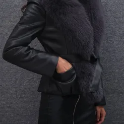 Elegante kurze Lederjacke - mit Pelzkragen