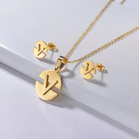 Creative V letter necklace - 18k gold