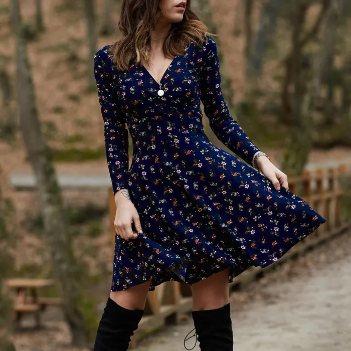 Kleines Minikleid - Langarm - V-Ausschnitt - Vintage-Blumendruck