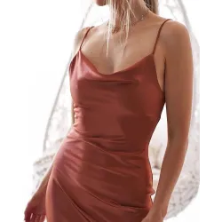 Sexy Seidenkleid - wadenlang - dünne Träger - mit seitlichem Schlitz