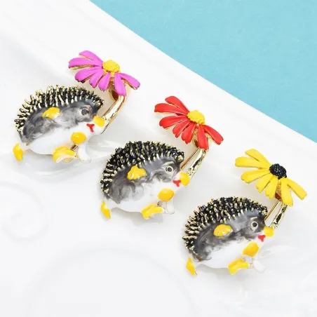 Igel mit einer Blume - Brosche