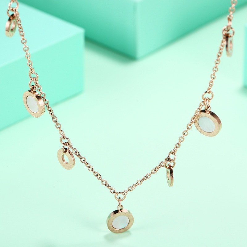 CollarGold necklace - with round charm decorations