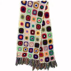 Handgemachter Häkelschal - mit Blumen - mit Quasten