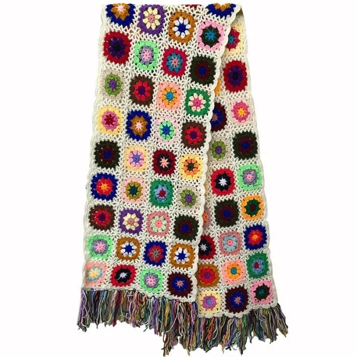 Handgemachter Häkelschal - mit Blumen - mit Quasten